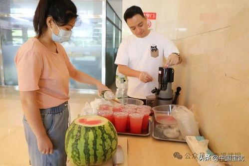公司吃瓜围观视频,吃瓜围观视频背后的职场百态