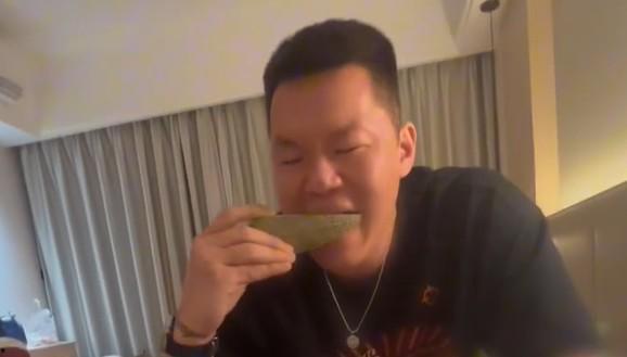 正在吃瓜的视频,揭秘热门吃瓜视频背后的故事