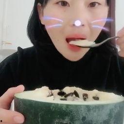 母女吃大瓜的视频,大瓜视频传递温馨亲情